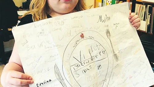 Malin Gustavsson tycker jättemycket om maten som lagas på Frödinge skola. Hon hoppas att den aldrig kommer att bytas ut mot kylmat.