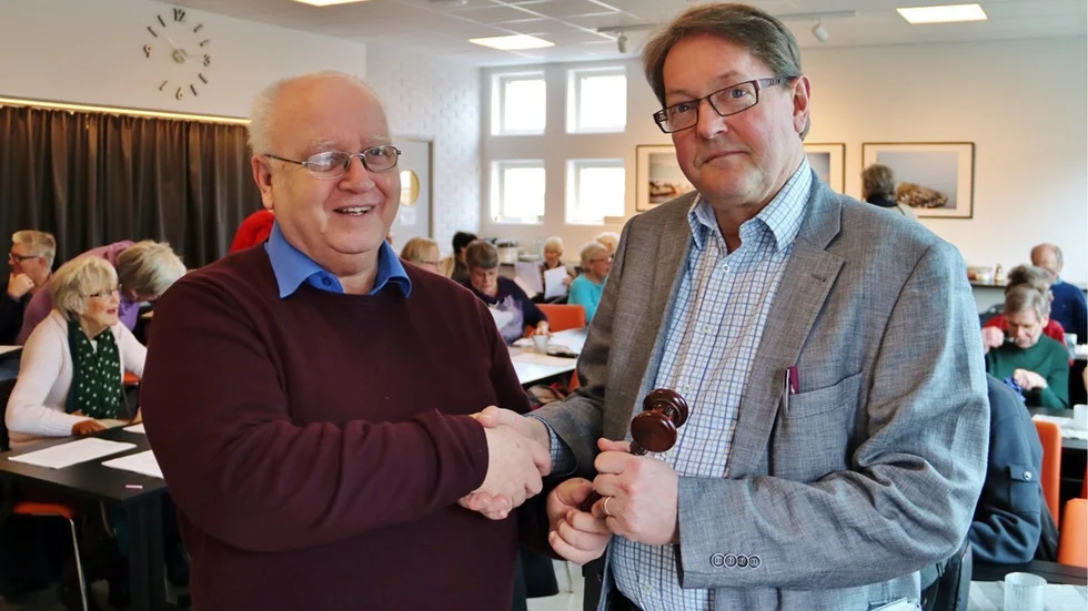 Efter snart 30 år överlämnar Sven-Olof Nilsson klubban och ordförandeskapet till Torgil Höckergård i Västerviks Riksteaterförening. Foto: Liselotte S Johansson