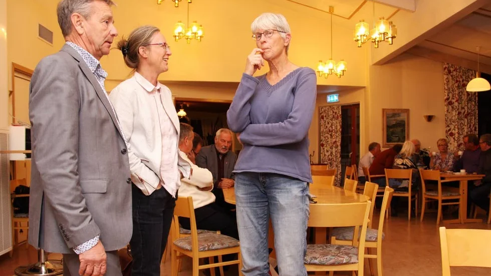 Fundering. Majlis Persson t h i samtal med kommunchef Tommy Johansson och Lena Käcker Johansson (KD).