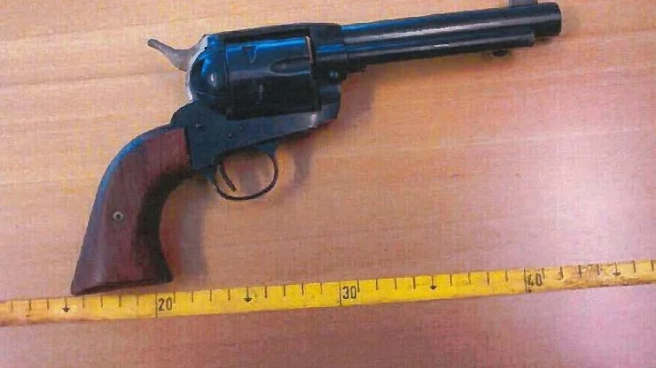 Utpressning. 40-åringen hade med sig denna revolverattrapp när han krävde 60 000 kronor.