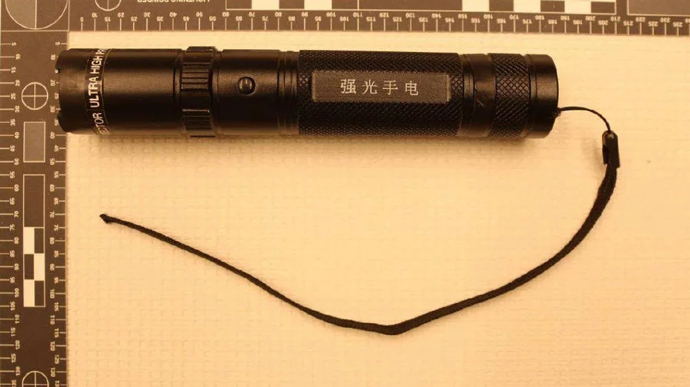 Elchockvapen. Enligt åklagaren använde den åtalade 20-åringen detta vapen.