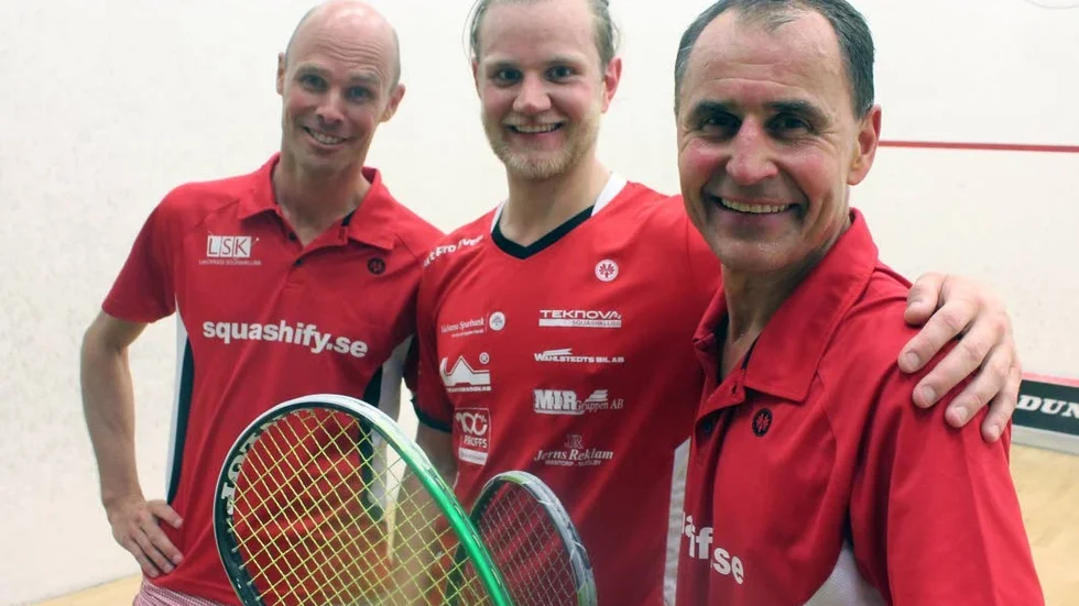 Linköpings SK:s veteran Fredrik Johnson, närmast, är framme i semifinal i British opens herrar 55-klass i London.