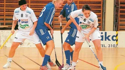 Sofie Ingström vid bollen gjorde VIBK:s två första mål när laget slog ut Hovshaga ur DM. Foto: Magnus Strömsten