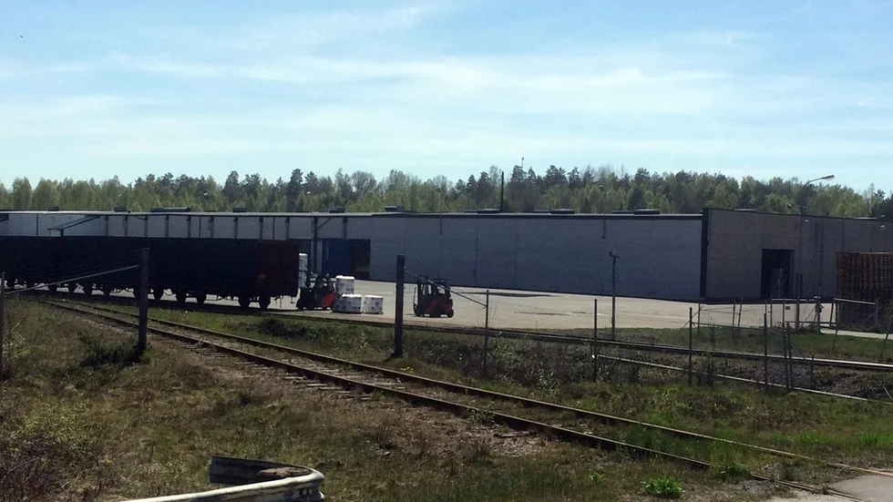 Den gamla blöjfabriken i Pauliström ska fasas ut från att producera glas till att bli en husfabrik. Uniglas flyttar från orten medan Anebygruppen flyttar in.Foto: Sindra Svahn