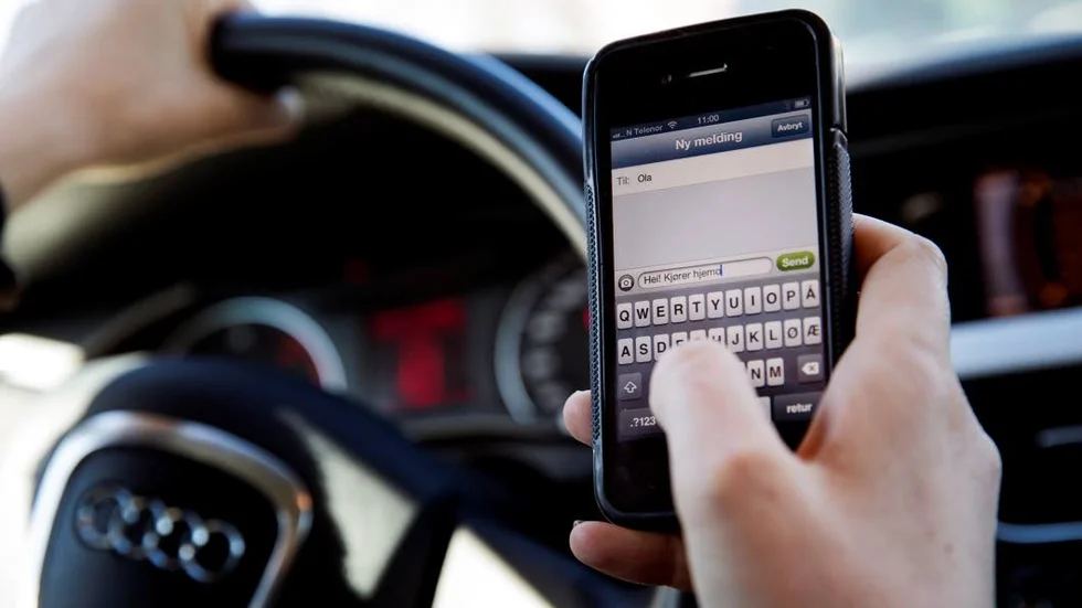 En 32-årig kvinna höll i en mobiltelefon när hon körde bil.