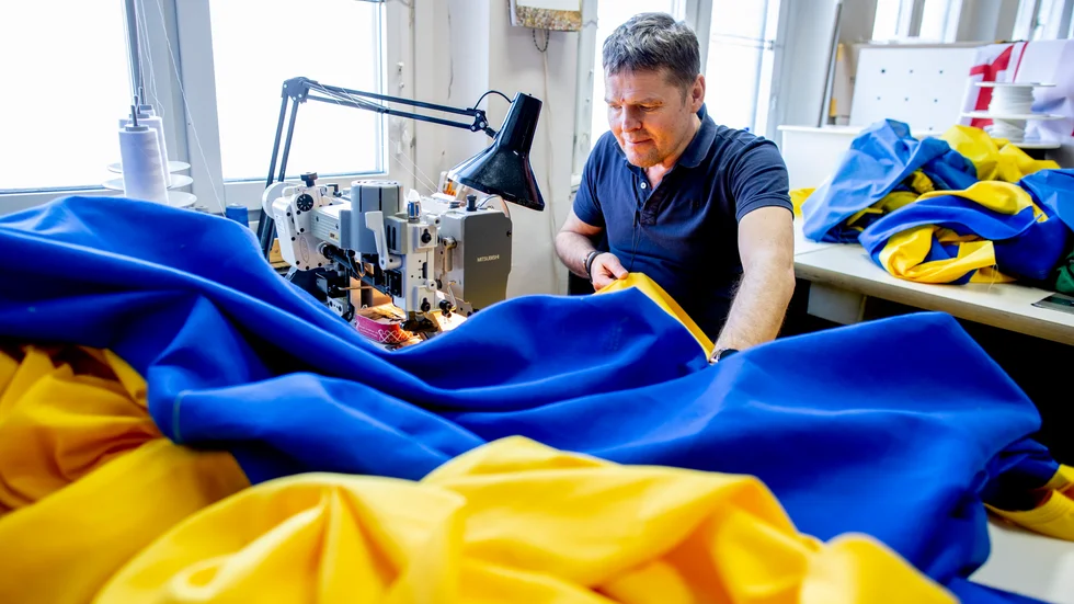 Ingvald Dahlström som äger Flaggfabriken National i Göteborg har haft bråda dagar med att sy ukrainska flaggor.