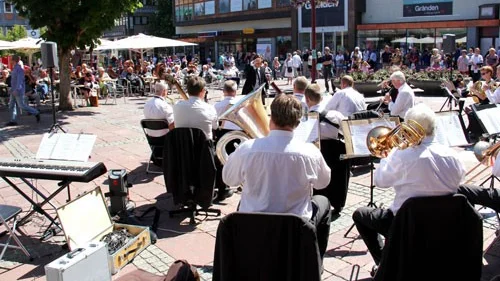 Östgöta Blåsarsymfonikerna hade storpublik på Lilla Torget.