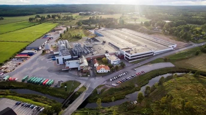 En stor del av taket till Åbros lagerbyggnader ska förses med solceller som ska försörja en stor del av bryggeriets energibehov.