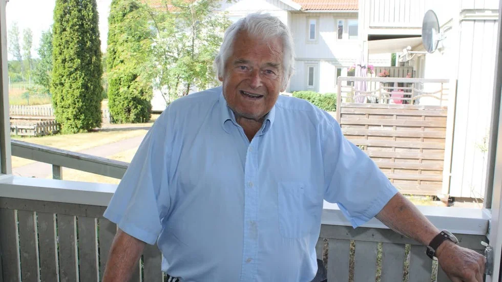 Åke Sundstedt säger sig vara missbelåten med kyrkan och gillar inte alls förslaget att sälja församlingshemmen.