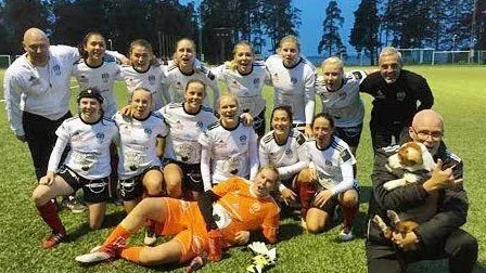 Motala AIF:s damlag jublar efter 7–0-segern mot Svärtinge B. Det betyder division 3-spel nästa säsong för Maiftjejerna.