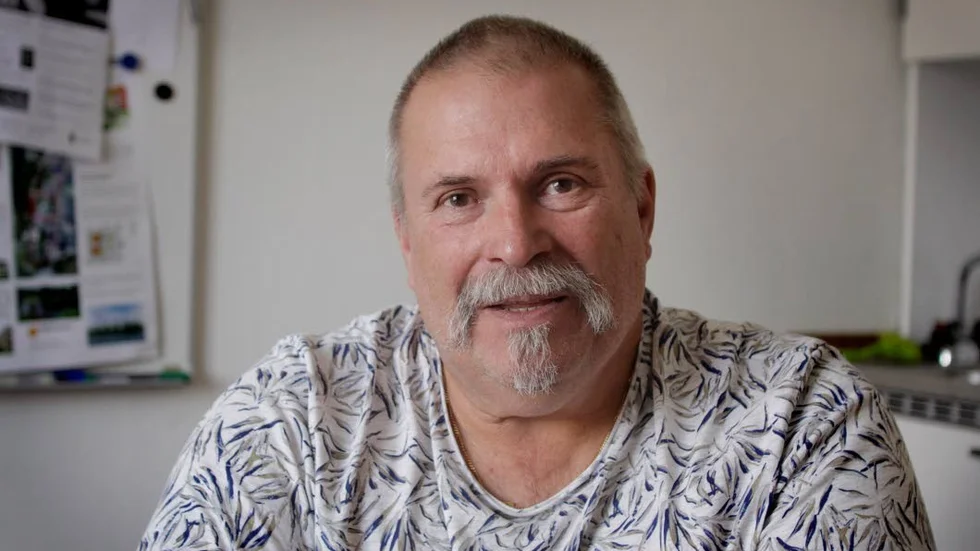 Stefan Hallin och de övriga medlemmarna i SD:s lokala styrelse i Boxholm sammanträdde på torsdagskvällen, men det är locket på. "Tyvärr får ni vänta lite till", skriver hans partikollega Michael Stark i ett sms till oss.