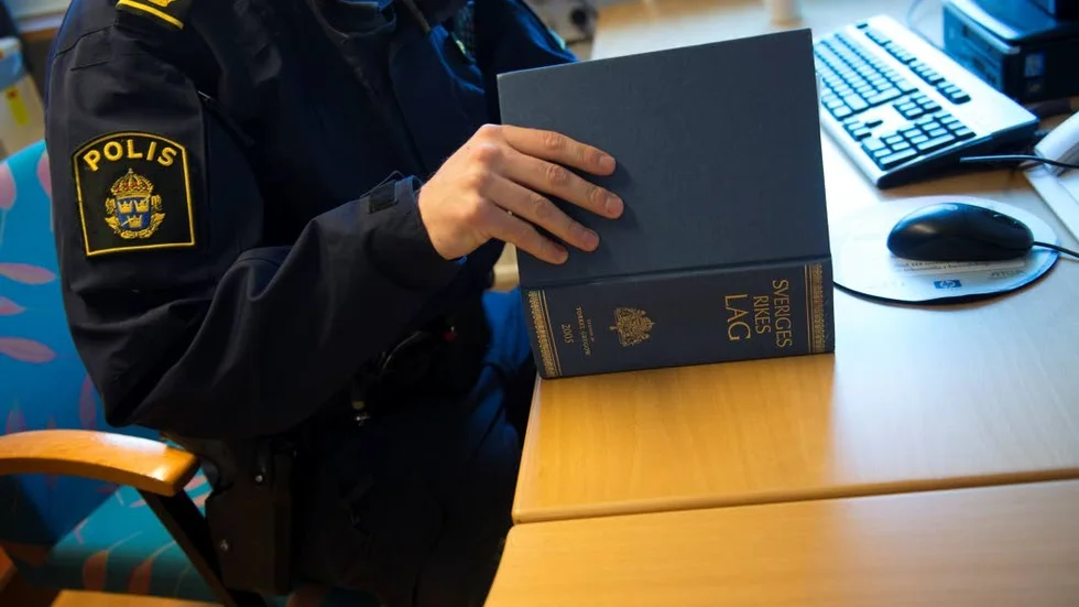 En kvinna som arbetat på ett HVB-boende för ensamkommande ungdomar har polisanmält flera manliga kollegor för sexuellt ofredande.