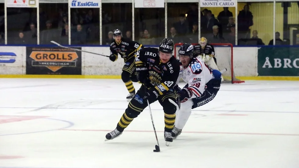 AVVAKTAR. Hampus Forsling var en av Vimmerbys bästa spelare i vintras. Forwarden har ännu inte gjort klart med ny klubbadress inför nästa säsong - men VH är inte helt ute ur bilden.