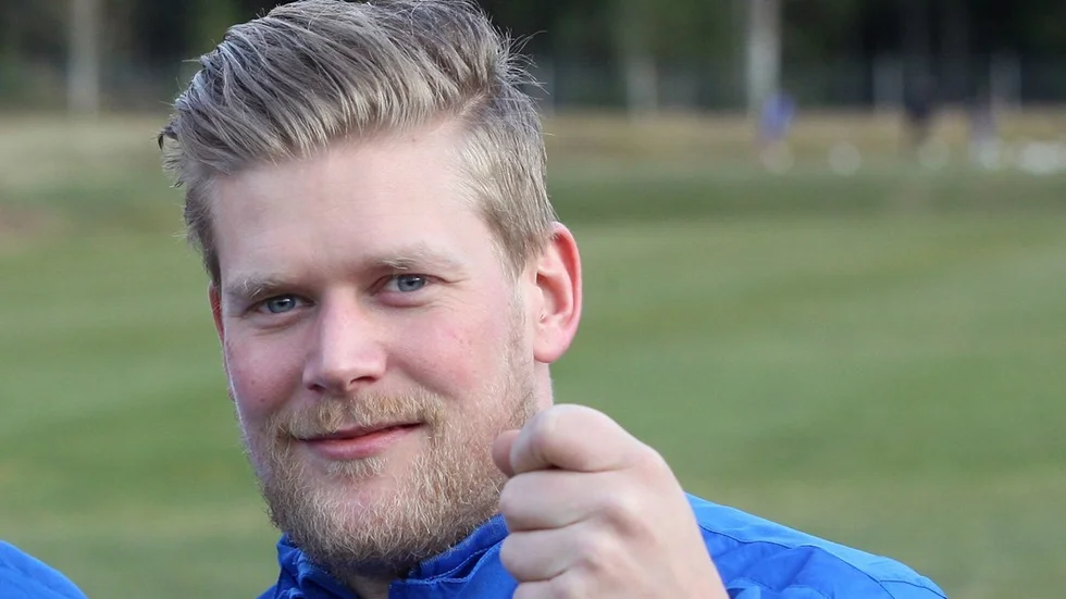 Jesper Lätt är med från start som yttermittfältare när IFK Tuna möter Storebro.