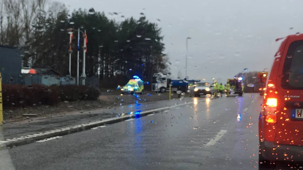 En lastbil och en bil var inblandade i olyckan på gamla E4 utanför Linghem på tisdagsförmiddagen.