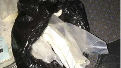 Narkotika. Polisen hittade närmare 105 gram amfetamin i en hundbajspåse.