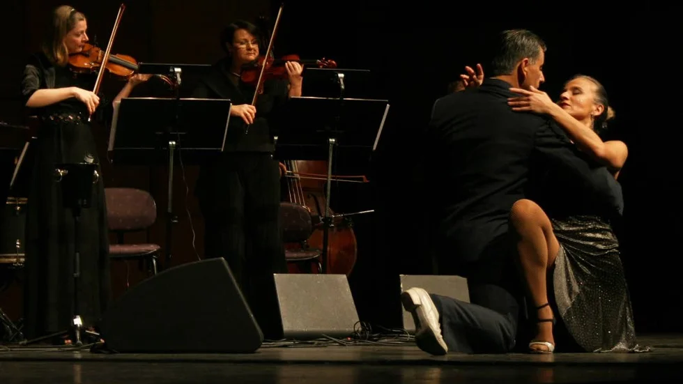 Följsamma. I vissa nummer tog Marcela Troncoso och Ruben Marin scenen i beslag framför Tangartes följsamma musiker.
