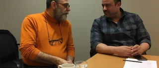 Han hjälper Mohsen förstå ironi