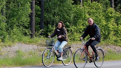 Inger och Stig Appelqvist från Totebo cyklade runt på oväxlade cyklar, men klarade trots det rundan utan problem. Foto: Anders Lagerman