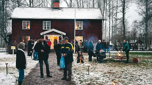 Det var många som hade kommit till hembygdsparken i Hultsfred för att besöka hembygdsföreningens traditionella julmarknad.