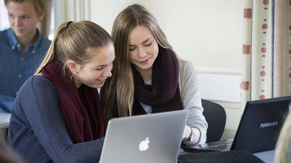Gymnaiset. Kurser i att bli poppis på sociala medier får hållas någonannastans.