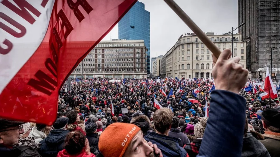 Demonstrationer i Warszawa mot styrande partiet Lag och rättvisa 2016. Polen står inför ett supervalår.