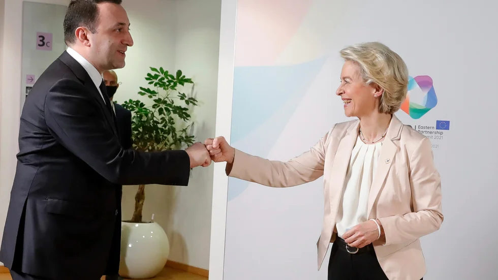 Georgiens premiärminister Irakli Garibasjvili i ett möte med EU-kommissionens ordförande Ursula von der Leyen i december. Arkivbild.