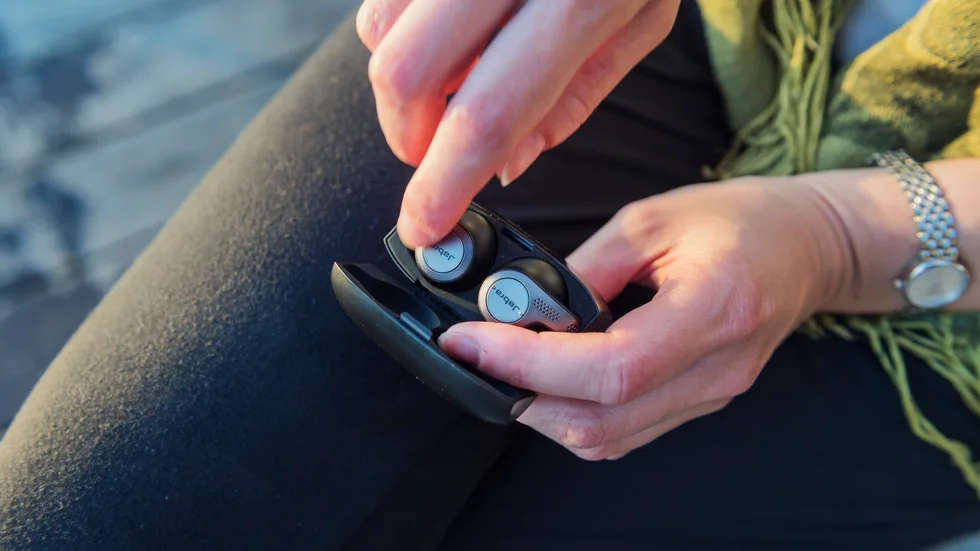 Ungdomarna sålde trådlösa hörlurar via falska annonser och levererade aldrig varorna. Nu döms de till ungdomstjänst för bedrägeri och penningtvätt.