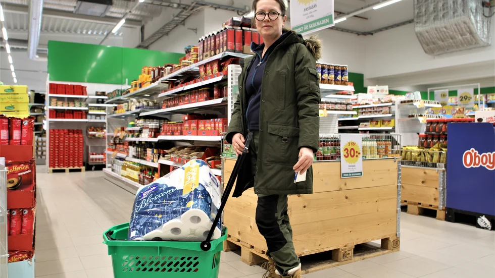 Cecilia Viktor befinner sig på ÖoB för att fylla varukorgen med torrvaror och toapapper. "Det är för att det är krig och det finns en oro för Putin och vad han kan göra framöver", säger hon. 