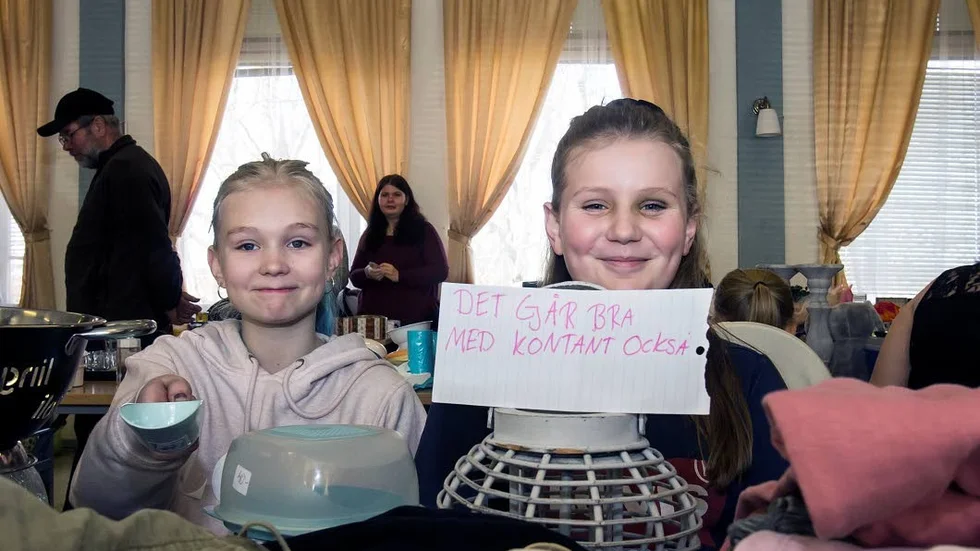 Emma Hakala och Freja Borg är vana loppisförsäljare.