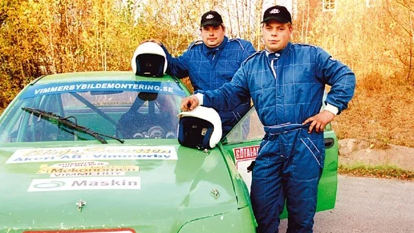 Av med hjälmarna. Säsongen är över för Thomas Karlsson (längst fram) och Mikael Karlsson. De kan summera ett bra rallycrossår.