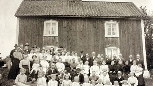 65 personer kom till bröllops- och avskedsfesten som hölls i Långebro, hösten 1911.