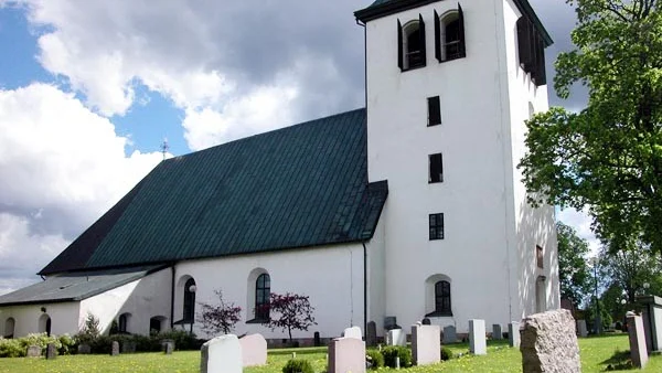 Drabbat av skändning. I går morse upptäcktes att några personer klottrat ner ett 50-tal gravstenar.