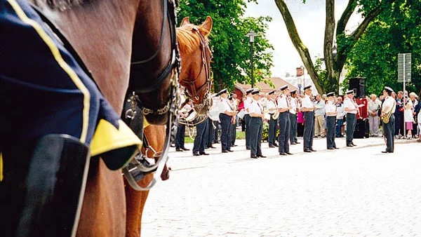 Hemvärnets musikkår och Smålands husarer deltog i vaktparaden som lockade en stor publik.