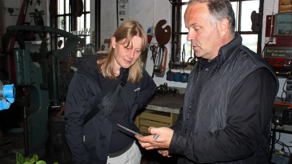 Intresserad. Magdalena Lobell-Berglund är nyfien på smidet som Stefan Hagdahl håller på med på Östgötadagarna.