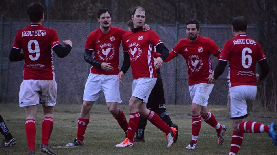 Edsbruks Conny Karlsson (mitten) firar sitt 2–1-mål i segern mot Hjorted/Totebo. Foto: Ossian Mathiasson