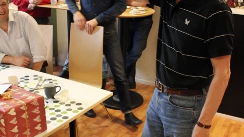 Ove Söder blev glad för presenten, en gåva han fick efter en 50-årig arbetsinsats på Totebo AB.