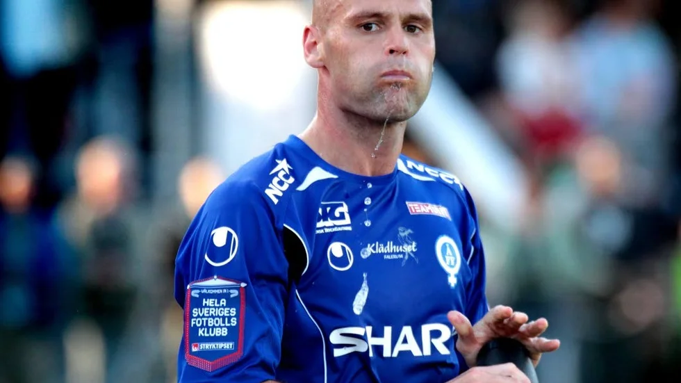 Thomas Olsson var länge frustrerad, men slutet blev lyckligt inför 2 940 åskådare. Årsbästa på Kopparvallen. Thomas Olsson ÅFF