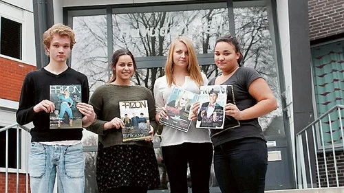 Utställning om tidningsproduktionen. Johan Blomberg, Olivia Södrup, Victoria Eidergren och Natalie Delcid är fyra av medarbetarna i redaktionen bakom Vimmerby gymnasiums skoltidning Frizon.