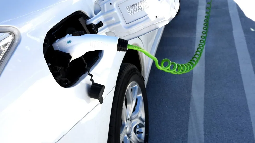 Energiskt. Elbilarna fortsätter att vinna mark i bilracet. Även om det går för sakta, tycker Hans-Olof Dahlberg.