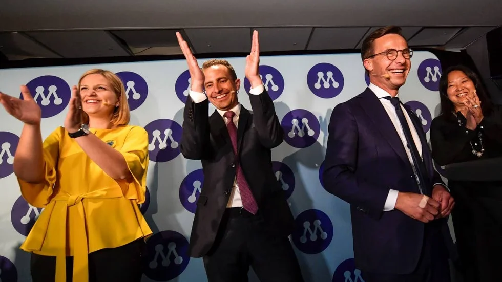 Arba Kokalari, Tomas Tobé och Ulf Kristersson är nöjda efter det preliminära valresultatet  under Moderaternas valvaka på Clarion Sign Hotell.