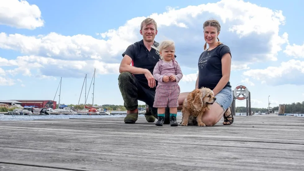 John-William Momark (t v) berättar om hur elavbrottet drabbade familjens glasskafé. Här ses han med frun Hilma.