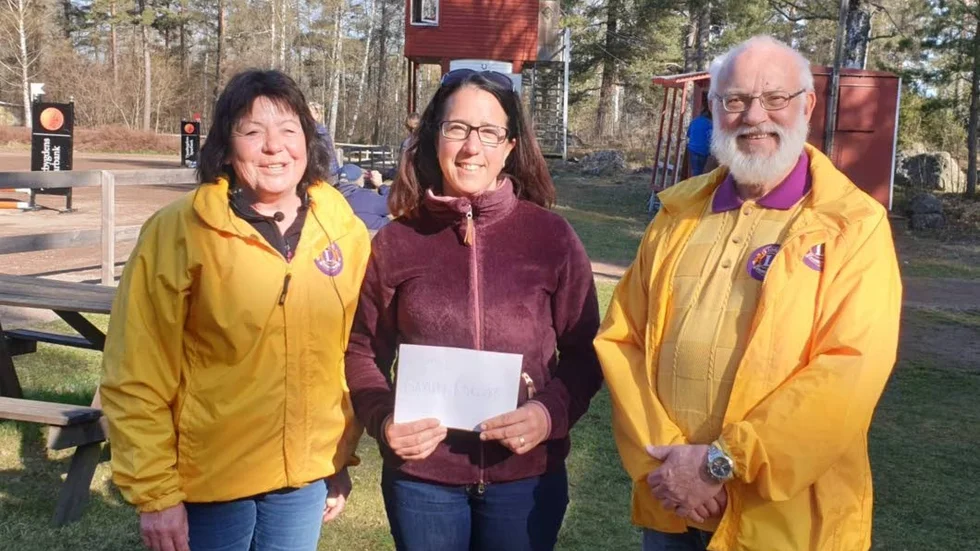 Pia Peterson och Rolv Imislund från Lions Norra Tjust lämnar över en check på 10 000 kronor till Gamleby ridklubb.