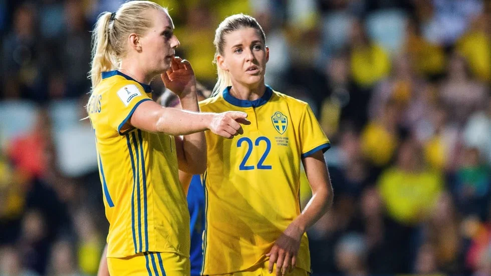 Stina Blackstenius (till vänster) spelar kvällens landskamp i Helsingborg.