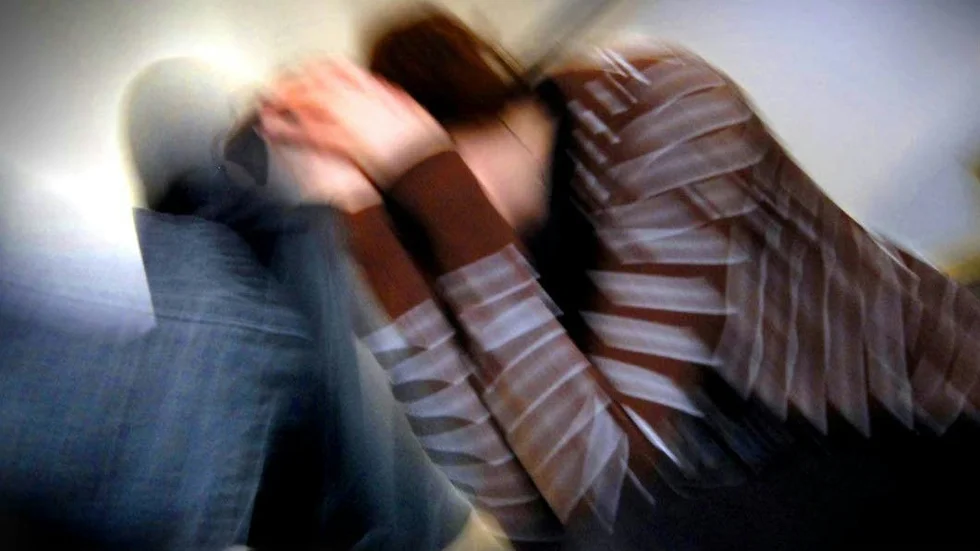 En Motalabo döms till fängelse efter att bland annat ha dängt sin ex-flickväns huvud in i badkarskranen.
