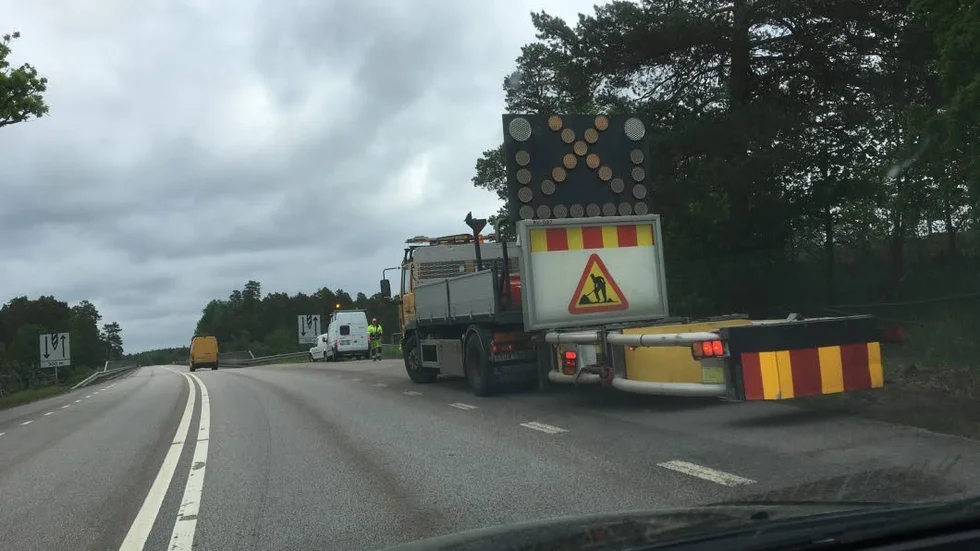 Vägarbete. Under måndagen pågår det kantskärningsarbeten på E22. Det kan uppstå köer.