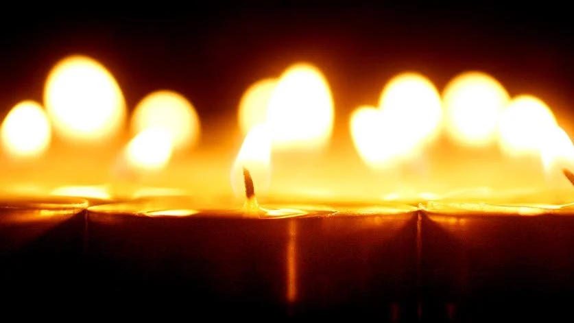 På lördag anordnas en ljusmanifestation i Klosterkyrkan.
