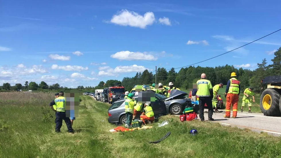 Olycka. Tre personer fördes till akuten efter olyckan i Lofta under gårdagen. Två av dem skadades allvarligt, men inte livshotande.