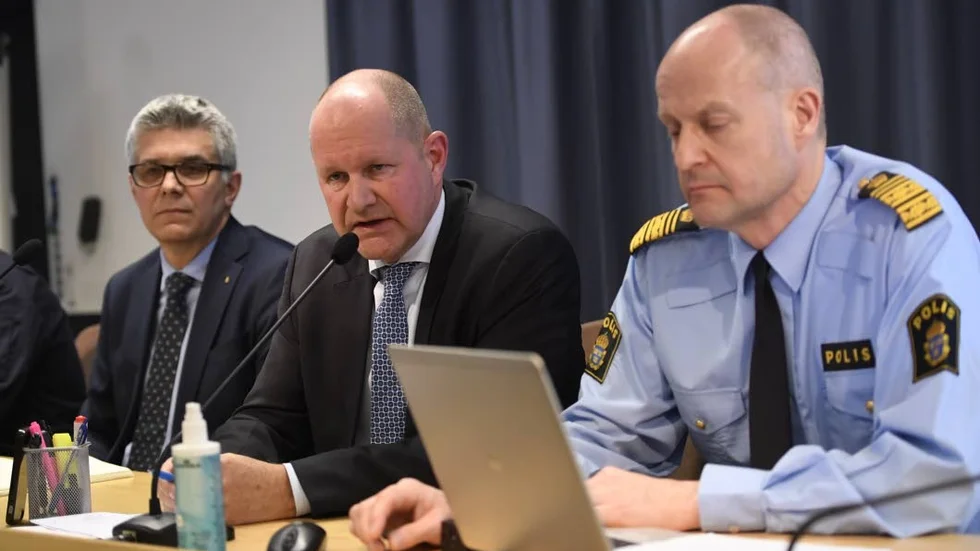 Rikspolischefen Dan Eliasson (i mitten) och ställföreträdande rikspolischef Mats Löfving (till höger) har meddelat att 400 miljoner kronor ska användas för terrorismbekämpning. Arkivbild från presskonferensen efter terrordådet på Drottninggatan i Stockholm i april (till vänster Säpo:s chef Anders Thornberg).