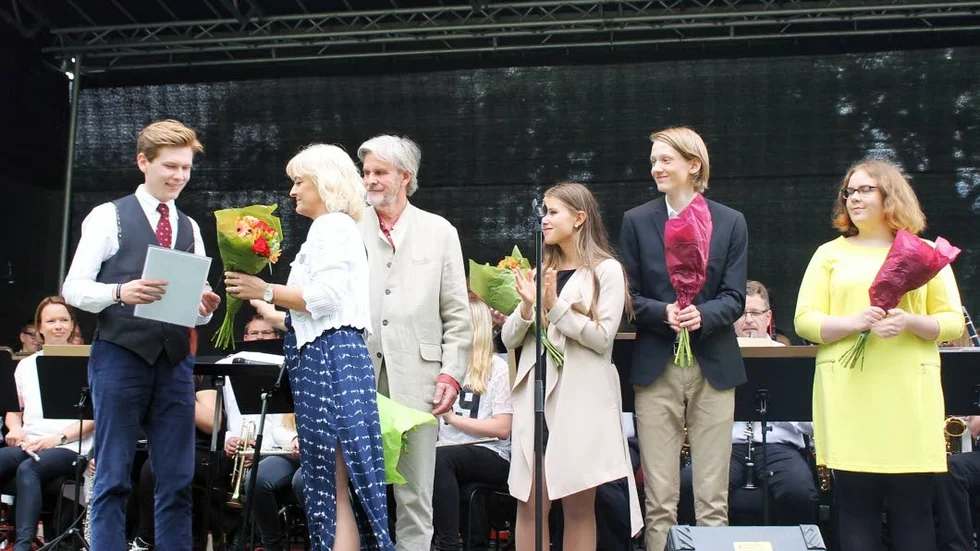 Alfred Larsson, Christine Rishaug Hellman, Krister Nordstedt, Wilma Jansson, Emil Karlsson och Sofia Axelsson på scen.